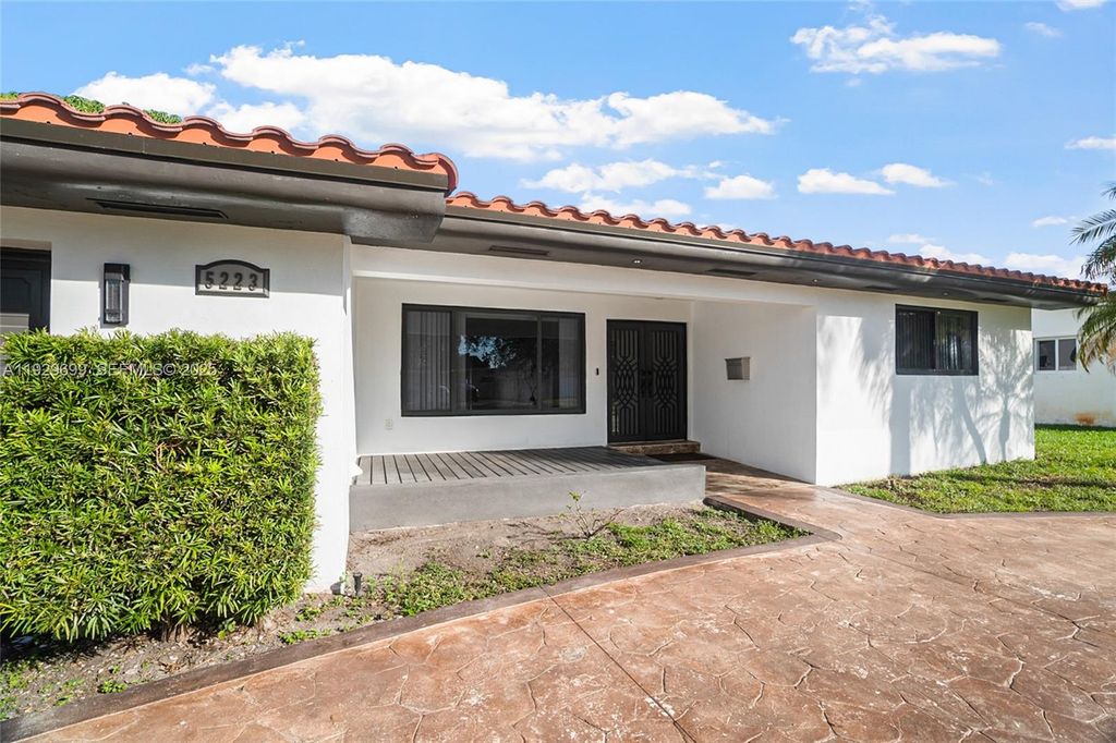 Image 3 of property listing at 5223 Monroe St, Hollywood, FL 33021