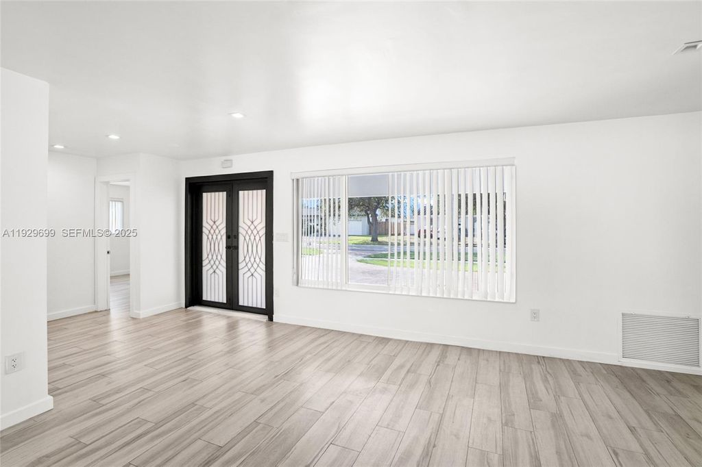 Image 4 of property listing at 5223 Monroe St, Hollywood, FL 33021