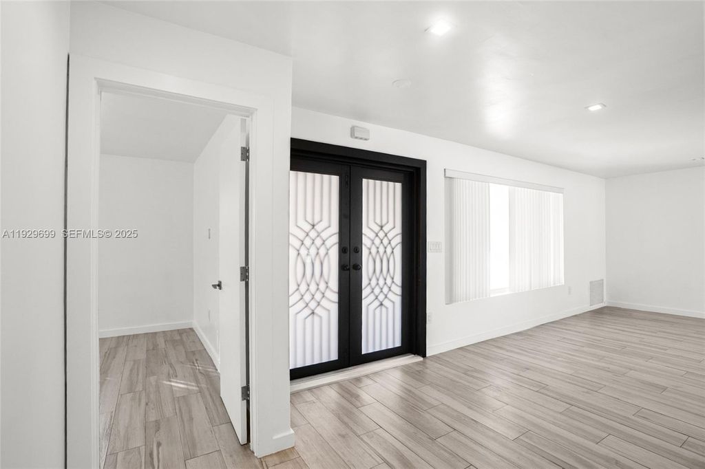 Image 5 of property listing at 5223 Monroe St, Hollywood, FL 33021