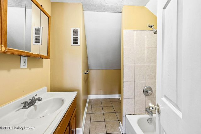 3712 W Broadway, Louisville, KY 40211