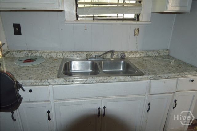 1010 W Victory Drive, Savannah, GA 31405