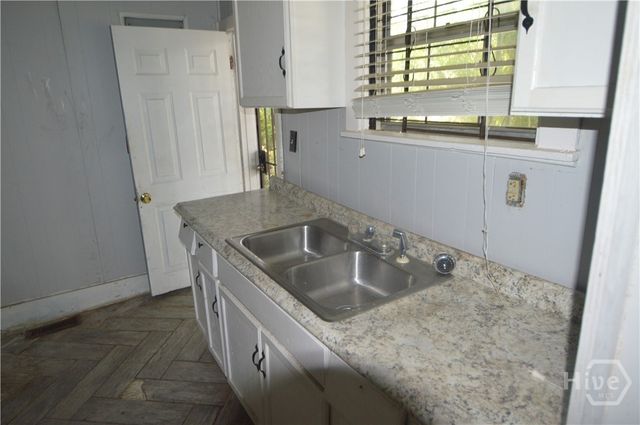 1010 W Victory Drive, Savannah, GA 31405