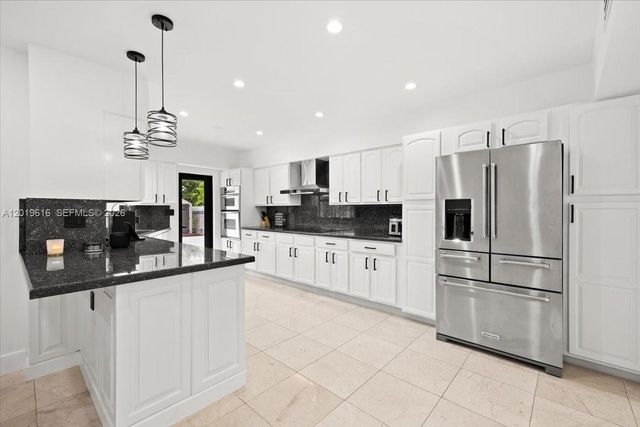 2400 NE 195th Street 2400, Miami, FL 33180