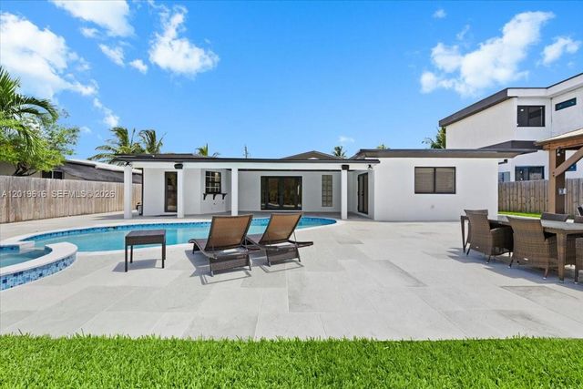 2400 NE 195th Street 2400, Miami, FL 33180