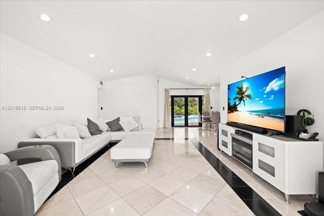 2400 NE 195th Street 2400, Miami, FL 33180