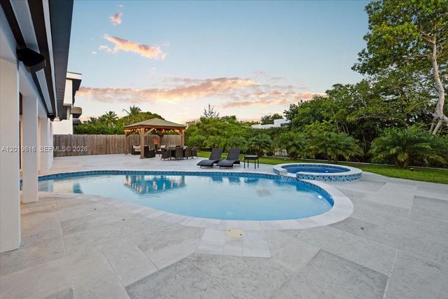 2400 NE 195th Street 2400, Miami, FL 33180