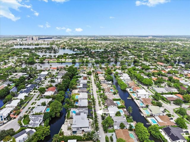 2400 NE 195th Street 2400, Miami, FL 33180