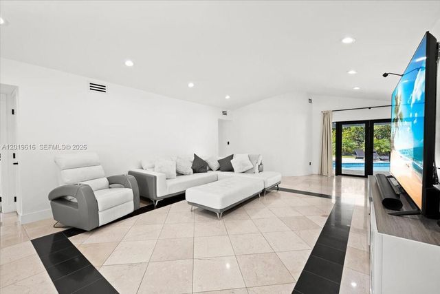 2400 NE 195th Street 2400, Miami, FL 33180