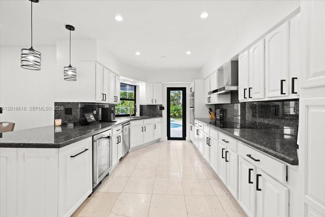 2400 NE 195th Street 2400, Miami, FL 33180