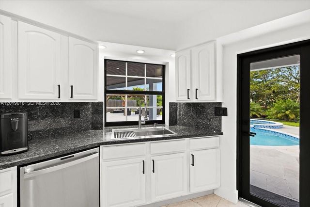 2400 NE 195th Street 2400, Miami, FL 33180