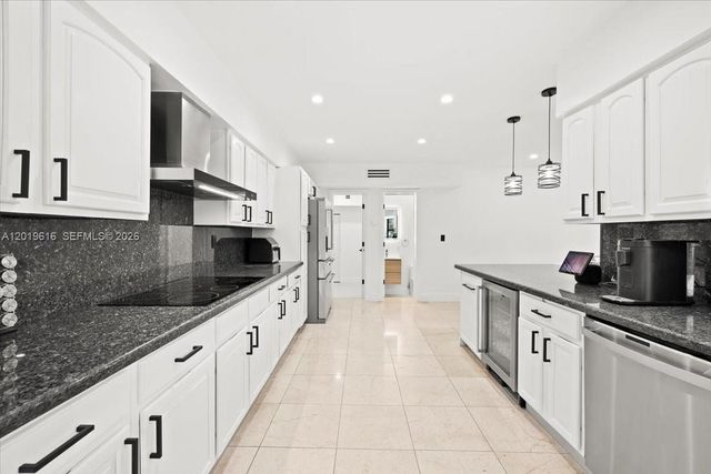 2400 NE 195th Street 2400, Miami, FL 33180