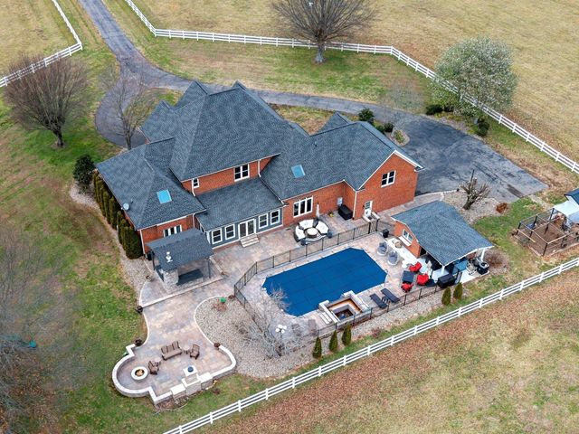 1600 Oakdale Rd, Westmoreland, TN 37186