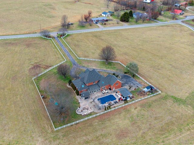 1600 Oakdale Rd, Westmoreland, TN 37186