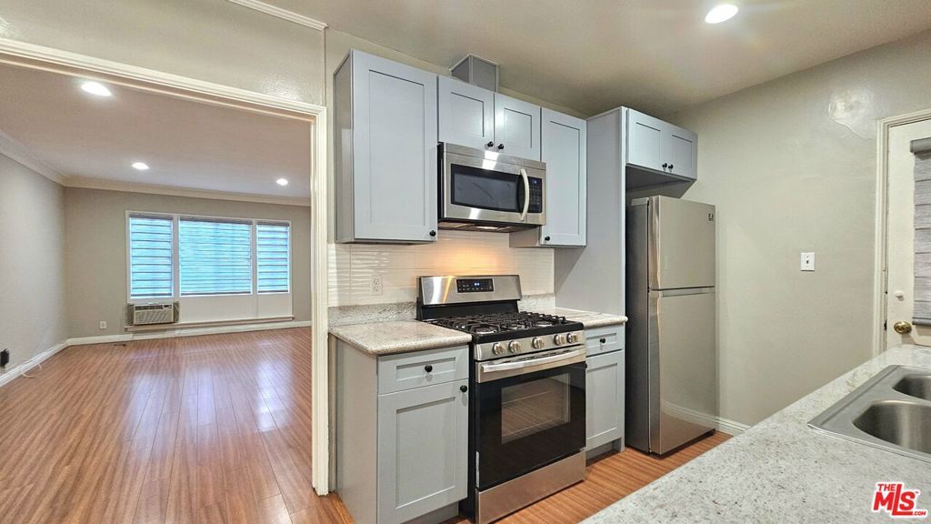 1020 S Norton Avenue B, Los Angeles, CA 90019