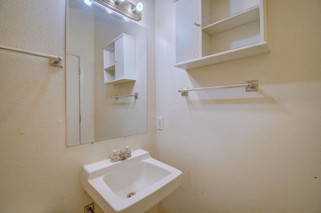 1723 Valley Road SW, Albuquerque, NM 87105