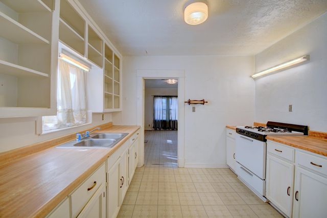 1723 Valley Road SW, Albuquerque, NM 87105