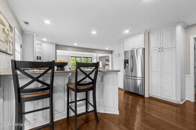 6217 Innes Trace Rd, Louisville, KY 40222
