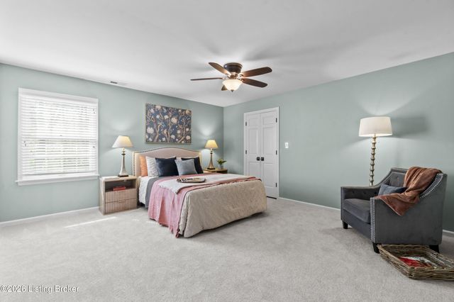 6217 Innes Trace Rd, Louisville, KY 40222