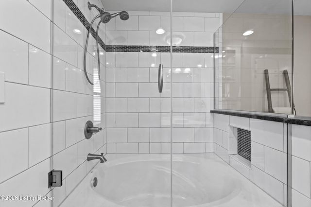 6217 Innes Trace Rd, Louisville, KY 40222