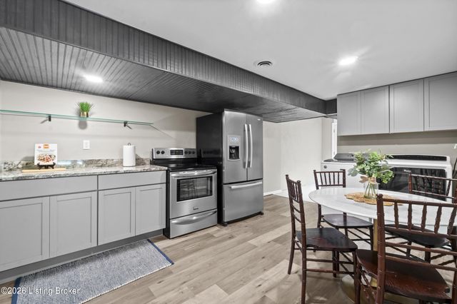 6217 Innes Trace Rd, Louisville, KY 40222