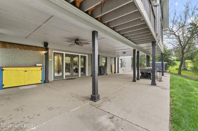 6217 Innes Trace Rd, Louisville, KY 40222