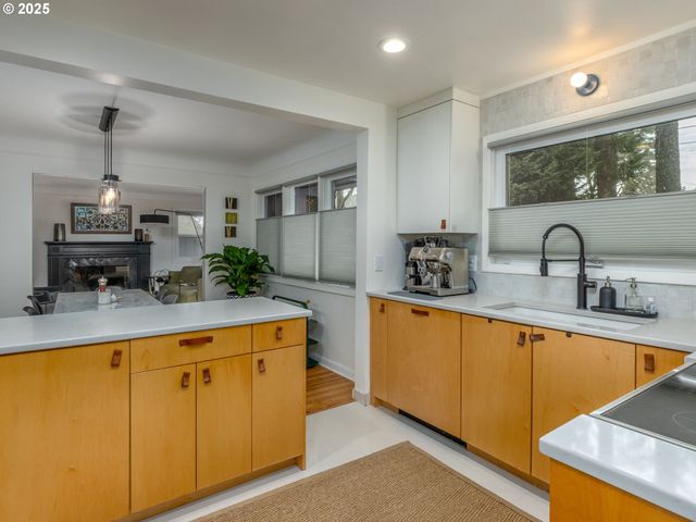 8707 Sw 19TH Ave, Portland, OR 97219