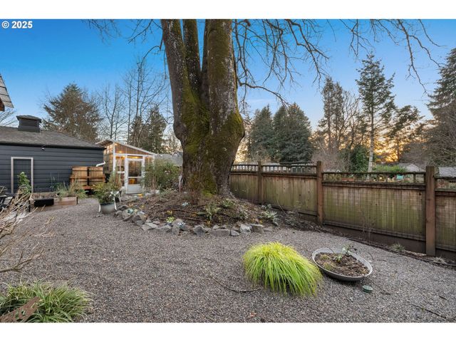 8707 Sw 19TH Ave, Portland, OR 97219