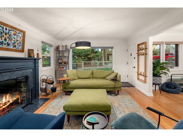 8707 Sw 19TH Ave, Portland, OR 97219