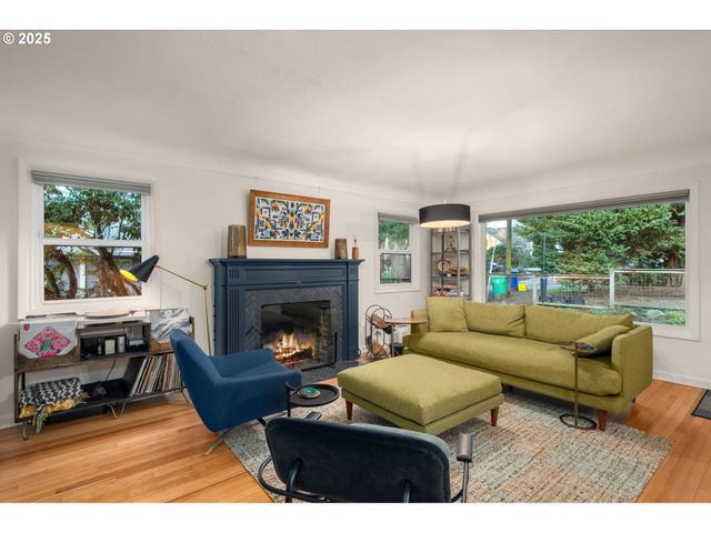 8707 Sw 19TH Ave, Portland, OR 97219