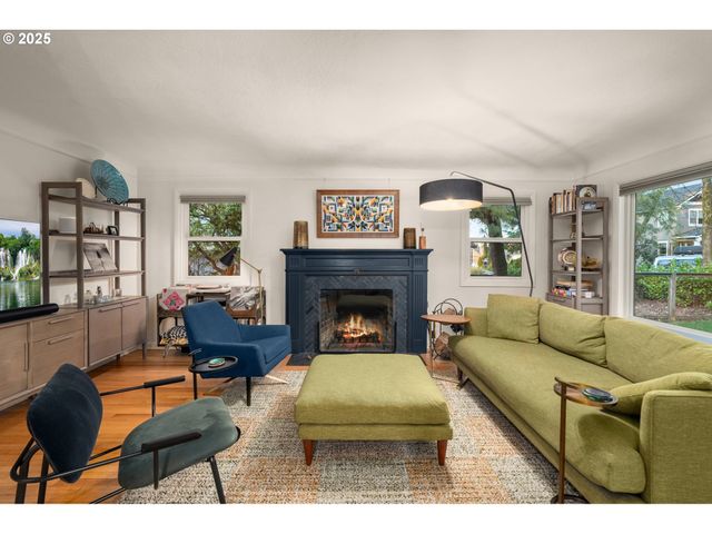 8707 Sw 19TH Ave, Portland, OR 97219
