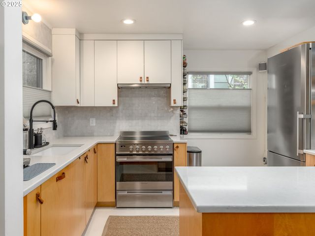 8707 Sw 19TH Ave, Portland, OR 97219
