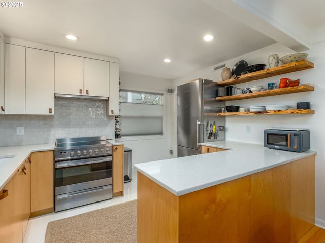 8707 Sw 19TH Ave, Portland, OR 97219