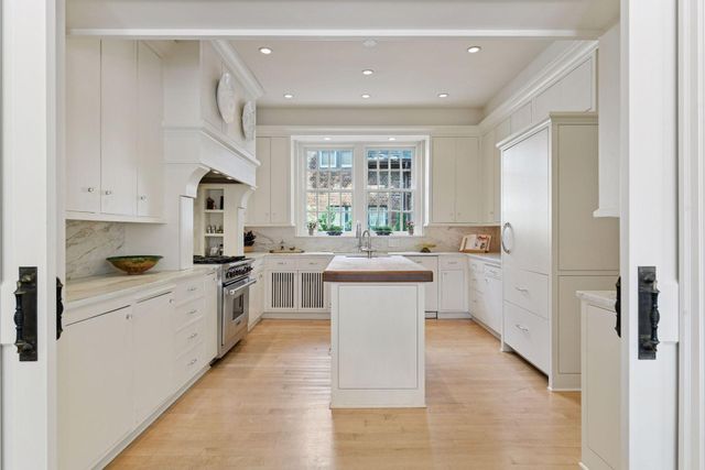 2308 W Lake Of The Isles Parkway, Minneapolis, MN 55405