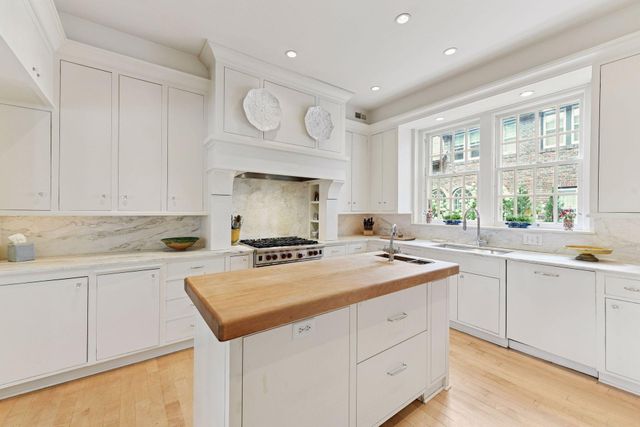 2308 W Lake Of The Isles Parkway, Minneapolis, MN 55405