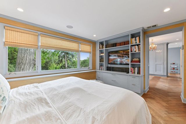 2308 W Lake Of The Isles Parkway, Minneapolis, MN 55405