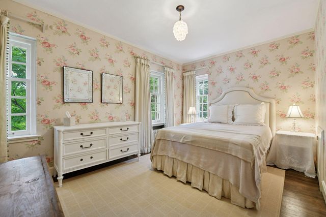 2308 W Lake Of The Isles Parkway, Minneapolis, MN 55405