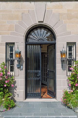 2308 W Lake Of The Isles Parkway, Minneapolis, MN 55405