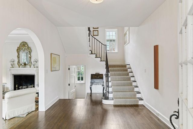 2308 W Lake Of The Isles Parkway, Minneapolis, MN 55405