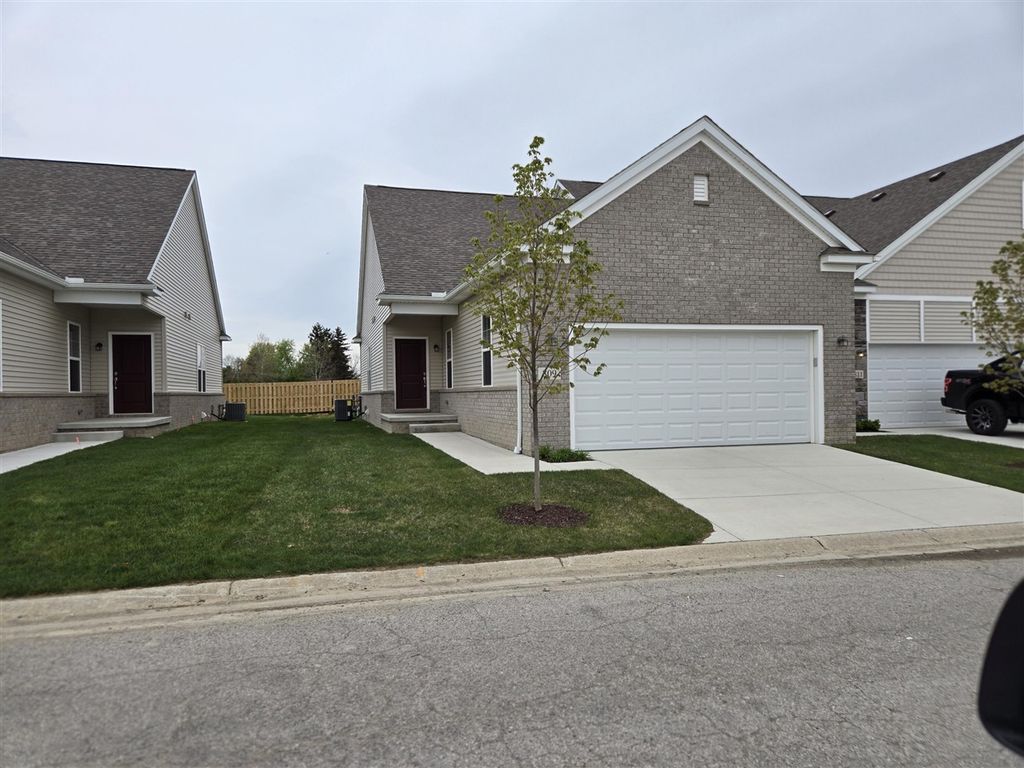 4266 Plum Village Circle 39, Monroe, MI 48161