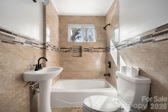 204 22nd Avenue NE, Hickory, NC 28601