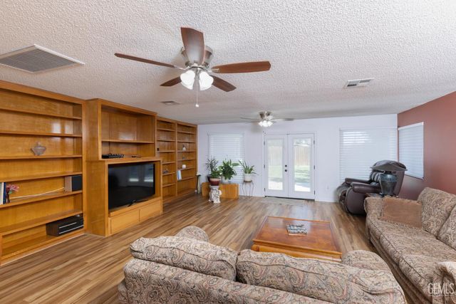 2024 Hasti Acres Drive, Bakersfield, CA 93309