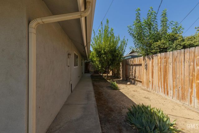 2024 Hasti Acres Drive, Bakersfield, CA 93309