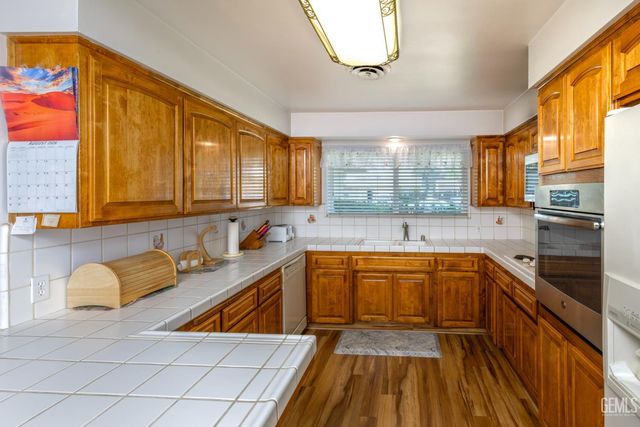 2024 Hasti Acres Drive, Bakersfield, CA 93309