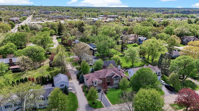 119 Roslyn Road, Barrington, IL 60010