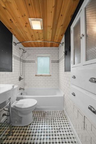 214 W Joliet Road, Valparaiso, IN 46385