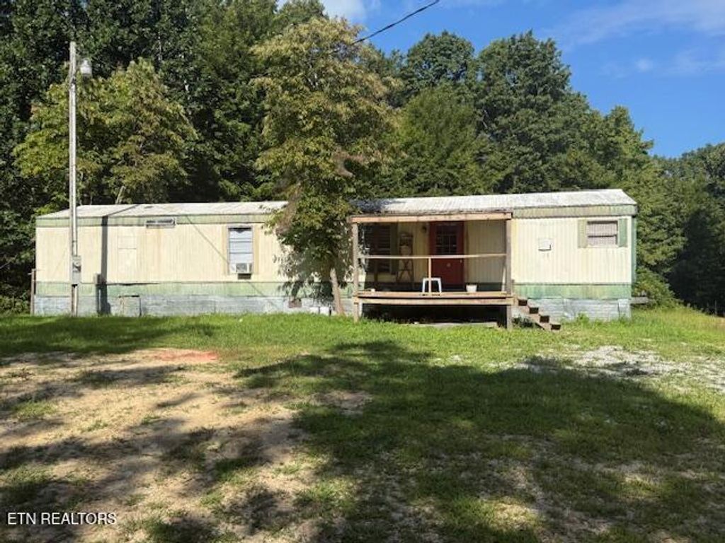 1022 Deer Lodge Hwy, Sunbright, TN 37872