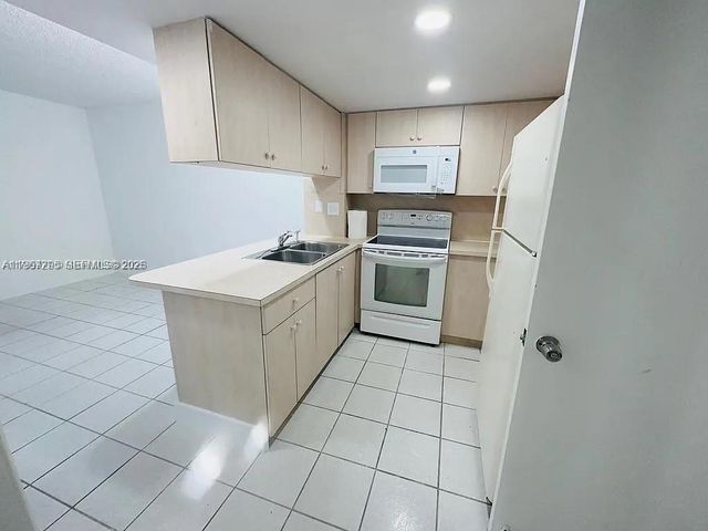 2170 W 60th St 16205, Hialeah, FL 33016