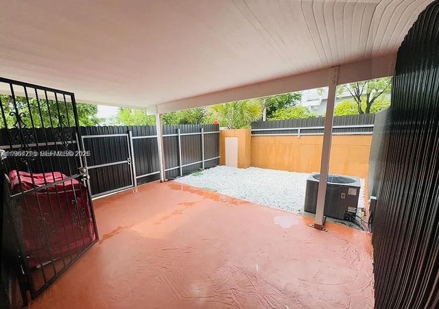 2170 W 60th St 16205, Hialeah, FL 33016