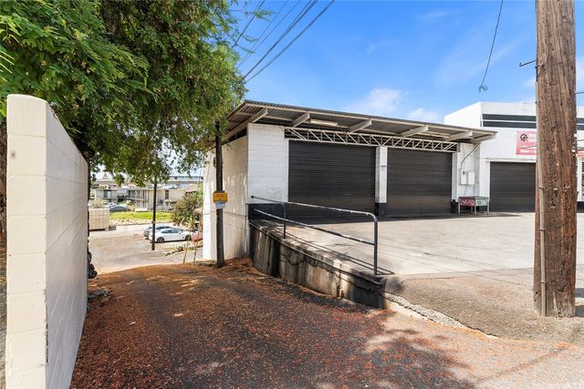 94-825 Waipahu Street, Waipahu, HI 96797