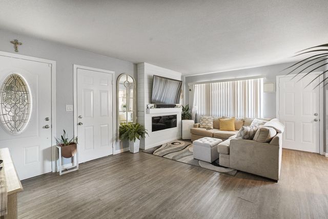 301 S Emerald Ave, Modesto, CA 95351